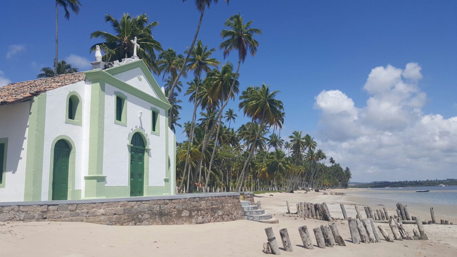 igreja são benedito na orla da praia de carneiros