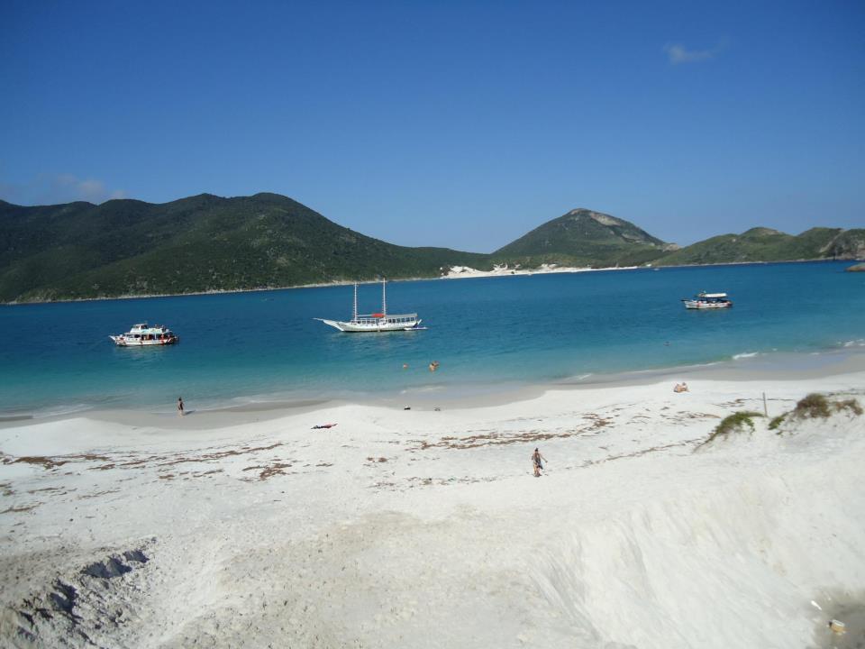 praia de arraial do cabo com barcos no mar