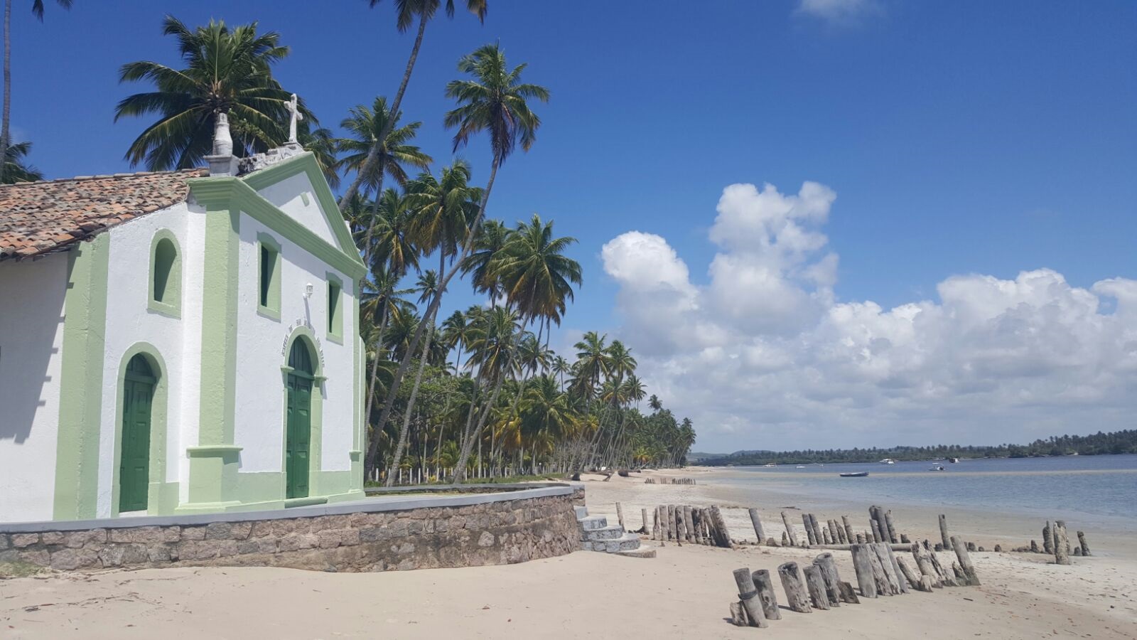 igreja na praia dos carneiros praias do brasil