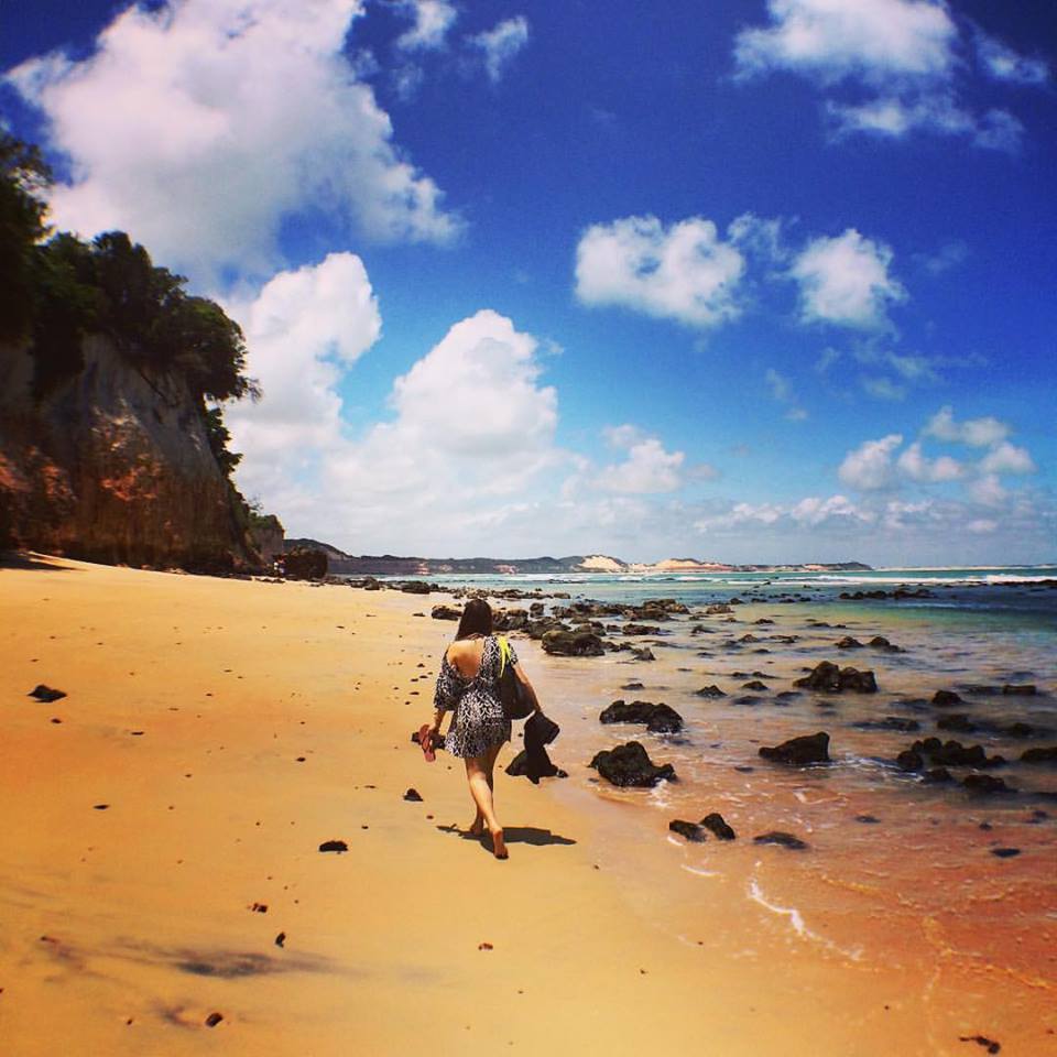 isabelle caminhando na praia de pipa nordeste brasil