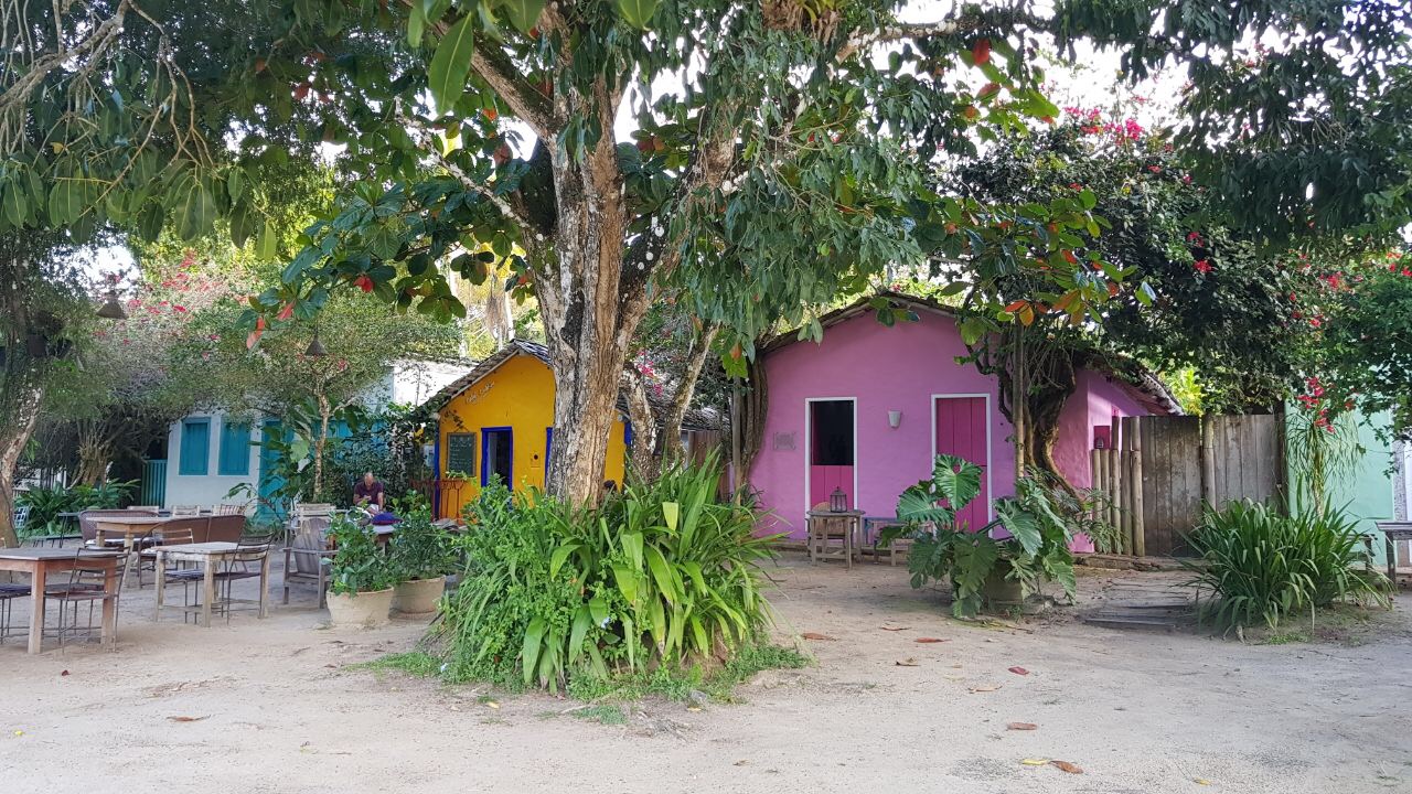 casas coloridas no quadrado de trancoso